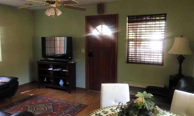 Shoreline West Cabaña | Charming 2-bedroom cottage in Mountain View