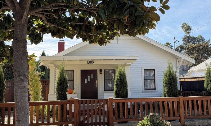 Oak Park Cabaña | Charming 2-bedroom cottage with WiFi on bike path in Santa Barbara