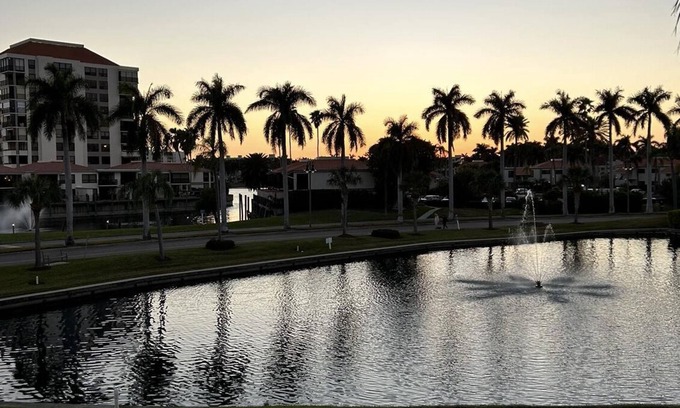 Isla del Sol Condominio | Charming 2-bedroom condo with WiFi, AC in superb St. Petersburg