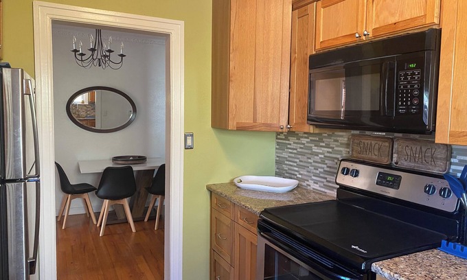 Disston Heights Casa | Charming 2-bedroom bungalow in serene St. Petersburg with WiFi,