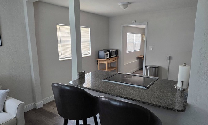 United Central Casa | Charming 2-bedroom house with WiFi, AC in enchanting St. Petersburg near it all!