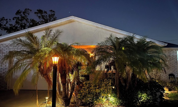 Disston Heights Casa | Charming 2-bedroom pool house with fenced yard, pet friendly in St. Petersburg
