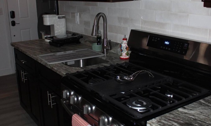 West New York Apartamento | Charming 2-bedroom apartment in fabulous West New York with WiFi, AC