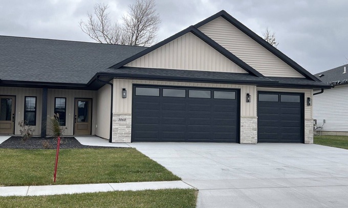 Ely Casa | Charming 2-bedroom 2 bath townhome with WiFi, AC in peaceful Ely