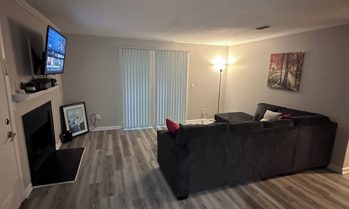 Greensboro Apartamento | Charming 2-bedroom apartment with WiFi, AC in pleasant Greensboro