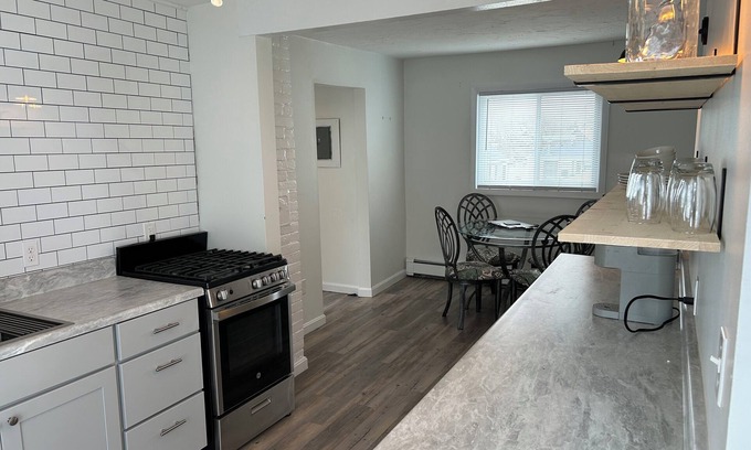 Ocean Bluff-Brant Rock Apartamento | Charming 2-bedroom apartment in wonderful Marshfield Across from the Ocean