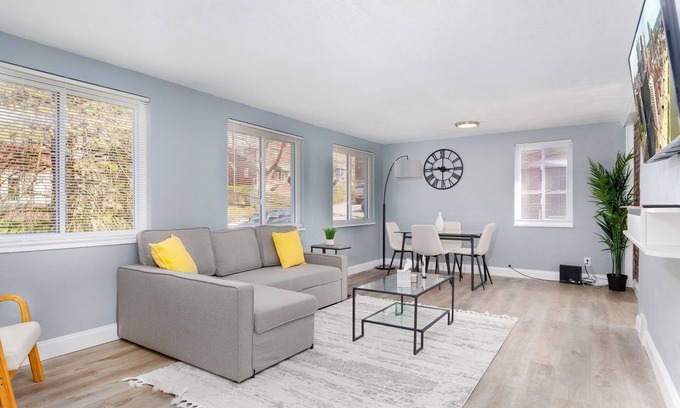 Pittsburgh Apartamento | Charming 2-bedroom apartment with Parking & WiFi in peaceful Pittsburgh