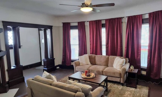 Cleveland Apartamento | Charming 2-bedroom apartment with AC; near hospitals and Case Western