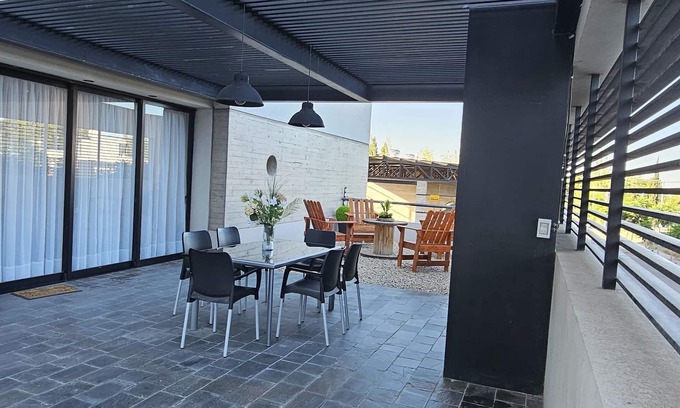 Guaymallen Apartamento | Charming 2-bedroom apartment in fabulous Mendoza close to shopping center.