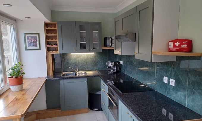 Camors Apartamento | Charming 2-bedroom apartment, gardens, WiFi, AC in lovely Camors, Brittany.