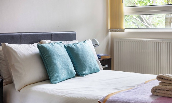 St. Mary's Park Apartamento | Charming 2-Bedroom Apartment Steps from Battersea Park