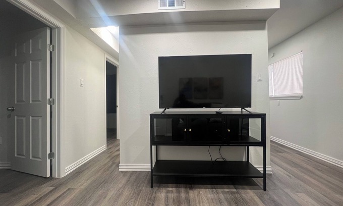 South Central Houston Apartamento | Charming 2-bedroom apartment with WiFi, AC in enchanting Houston.