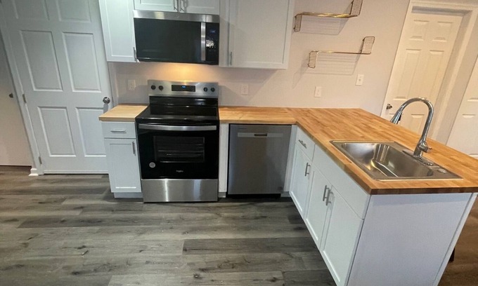 Aston Apartamento | Charming 2-bedroom apartment with WiFi, AC in welcoming Media