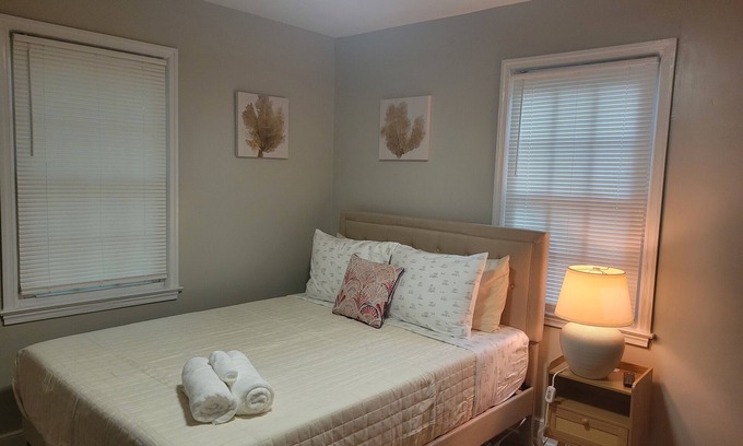Greensboro Casa | Charming 2-bedroom bungalow in lovely Greensboro 4min walk to Collisuem