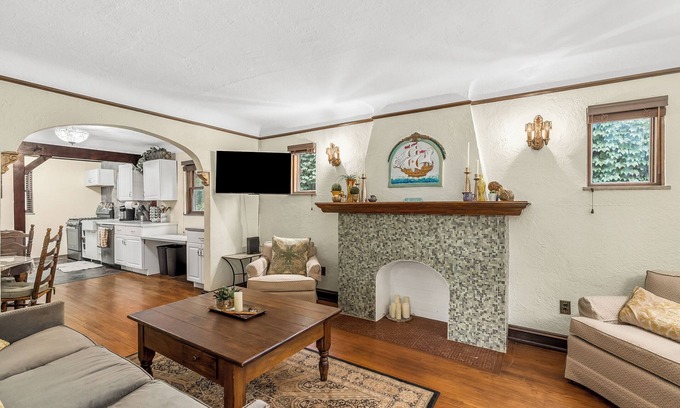 Hazel Park Casa | Charming 2-bedroom bungalow with WiFi, AC in Hazel Park