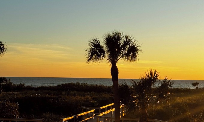 Siesta Key Casa | Charming 2-bedroom beach front condominium in Siesta Key