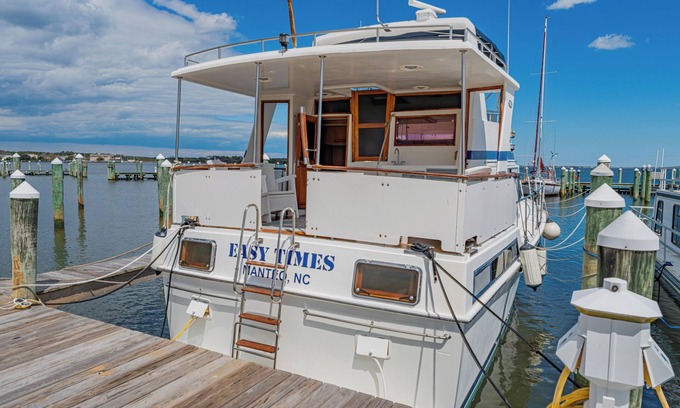 Manteo Alquiler De Eote | Charming 2-bedroom boat in amazing Manteo WiFi, AC, fitness room, pool, kayaks