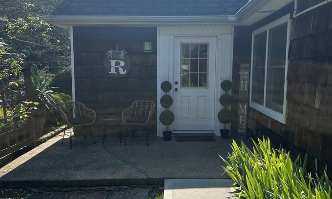 Seaford Casa | Charming 2-bedroom bungalow in Seaford with outdoor bar area for the RYDER CUP