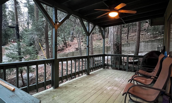 Crestline Cabina | Charming 2-bedroom cabin with WiFi, AC in picturesque Crestline