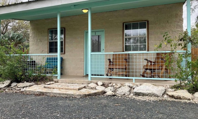 Uvalde County Cabina | Charming 2-bedroom cabin right on the Frio River - Cabin #1