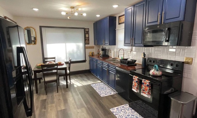 Columbus Casa | Charming 2-bedroom city cabin combines rustic charm