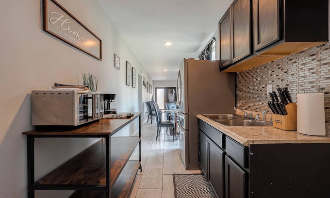 Cleveland Casa | Charming 2-bedroom Container Home with AC, WiFi in superb Cleveland