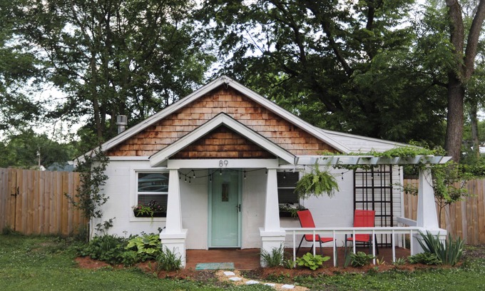 Woodbine Cabaña | Charming 2-bedroom cottage 10 min to downtown - King bed - Fireplace