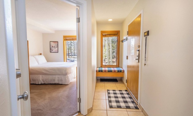 Keystone Condominio | Charming 2-bedroom condo in brilliant Keystone with views and shuttle