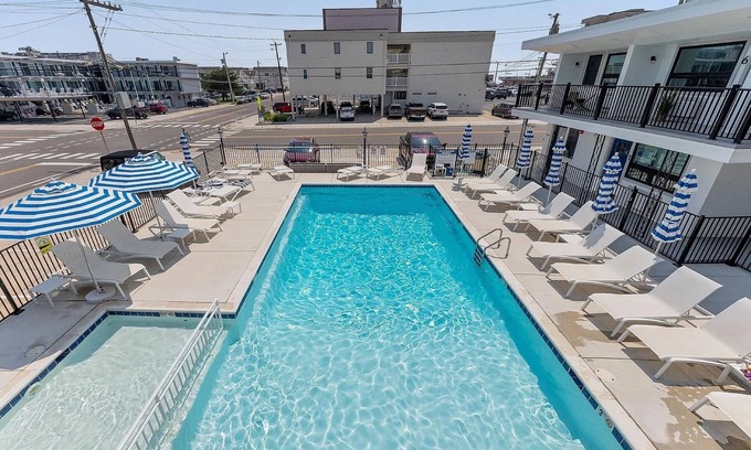 North Wildwood Condominio | Charming 2-bedroom condo in beautiful North Wildwood with Pool.