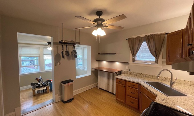 Jefferson Park Condominio | Charming 2-bedroom condo with WiFi, AC in lovely Chicago. Ample parking,