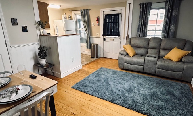 Weirs Beach Condominio | Charming 2-bedroom condo with WiFi, AC in enchanting Laconia. Weirs beach.