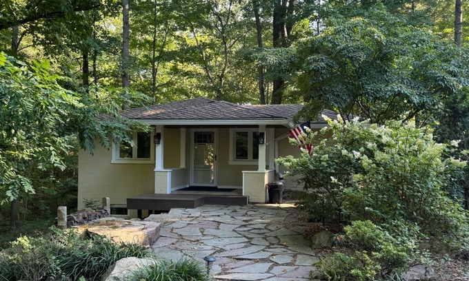 Willoughby Hills Casa | Charming 2-Bedroom Cottage on Scenic Property in Kirtland