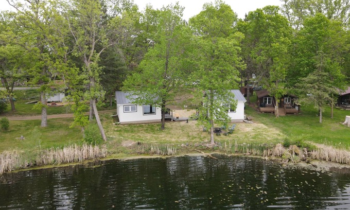 Luck Cabaña | Charming 2-bedroom cottage on a lake.