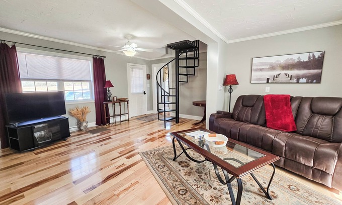 Lemon Springs Otro | Charming 2-bedroom farmhouse in peaceful Cameron horse farm with WiFi.