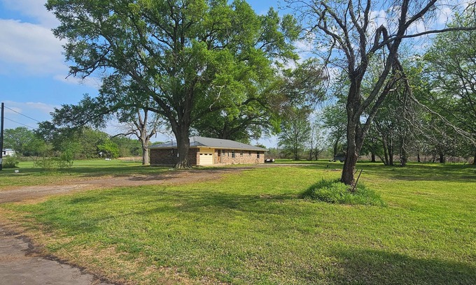Canton Otro | Charming 2-bedroom farmhouse with AC, WiFi in tranquil Canton