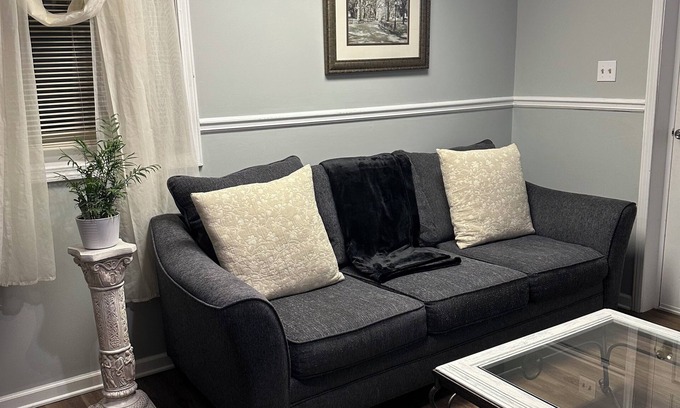 Macon Casa | Charming 2-bedroom garden level guest house with WiFi, AC in lovely Macon