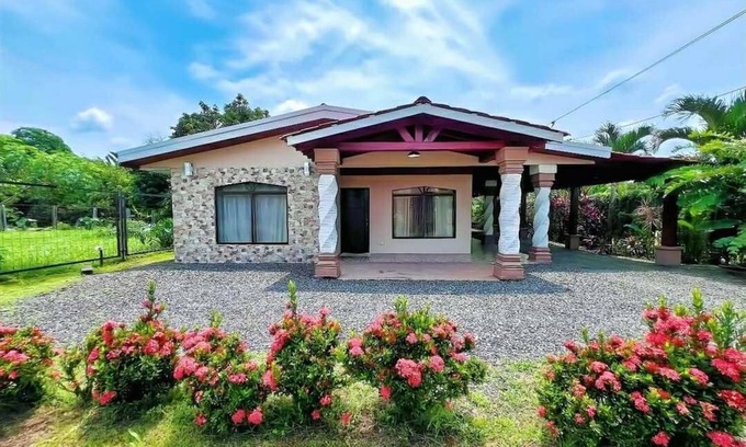 El Tanque Casa | Charming 2-bedroom house with AC in La Fortuna
