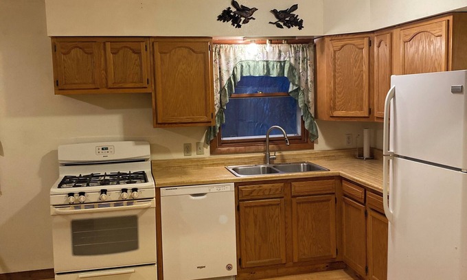 Lake Geneva Casa | Charming 2-bedroom house with AC, WiFi , 5 minutes from lake Geneva WI.