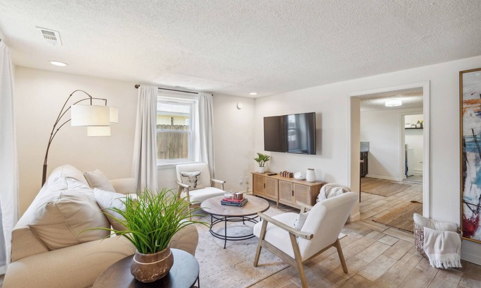 Talbot's Corner Casa | Charming 2-Bedroom House 2-miles to Downtown Nashville!