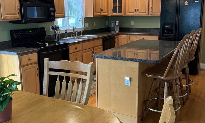 Westbrook Center Casa | Charming 2-bedroom house with AC and WiFi in Westbrook