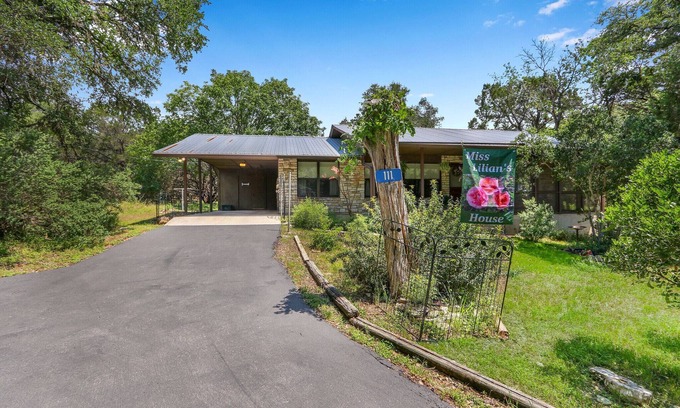 Wimberley Casa | Encantadora casa de 2 dormitorios en el corazón del centro de Wimberley. Camina hacia la plaza!