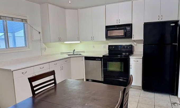 Jasper Place Casa | Charming 2-bedroom house with AC, WiFi in lovely Edmonton