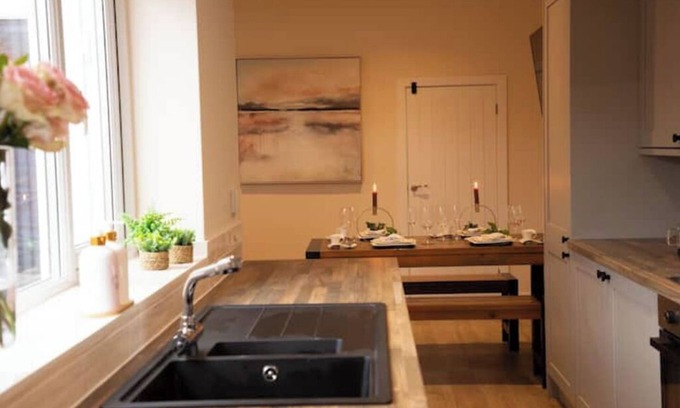 Lincoln Casa | Charming 2-Bedroom House