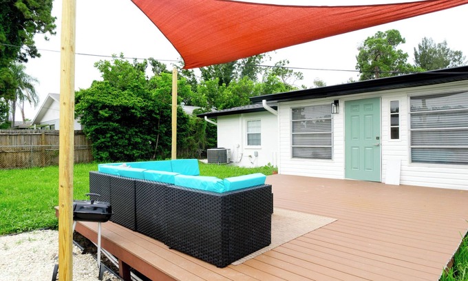 Ridge Wood Heights Casa | Charming 2-bedroom house near Siesta Key