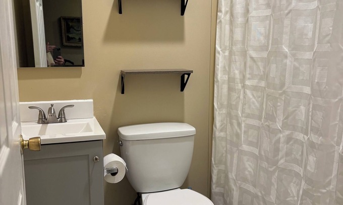 Benjamin Van Clark Park Casa | Charming 2-bedroom house in lovely Savannah, GA with WiFi, AC, backyard.