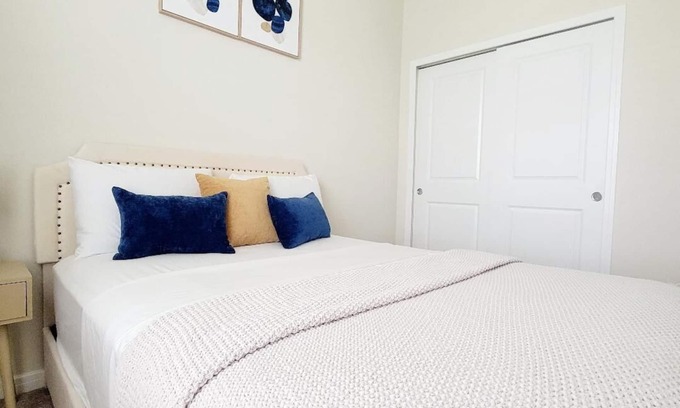 St. Cloud Casa | Charming 2-bedroom house with WiFi, AC in welcoming St. Cloud