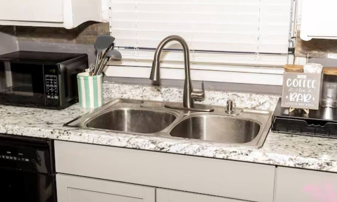 Detroit Casa | Charming 2-bedroom house in marvelous Detroit with WiFi, AC
