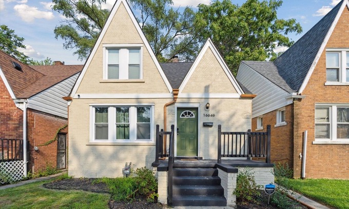 Detroit Casa | Charming 2-bedroom house in awesome Detroit with WiFi, AC