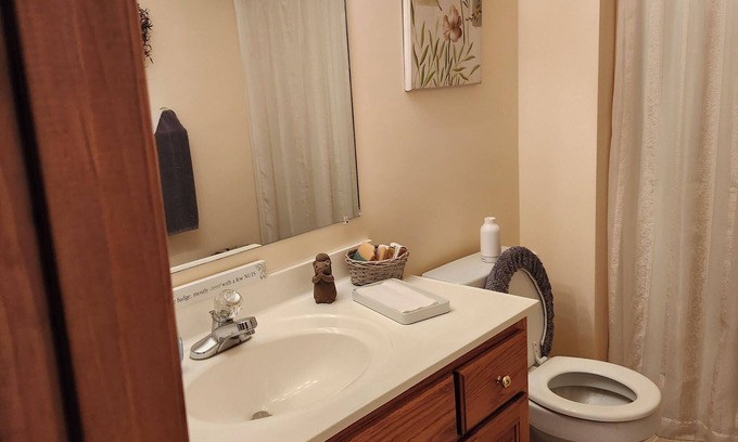 Milford Casa | Charming 2-bedroom house in delightful Milford with AC