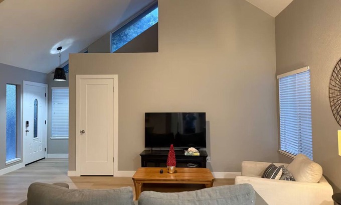 Modesto Casa | Charming 2-bedroom house with AC in Modesto
